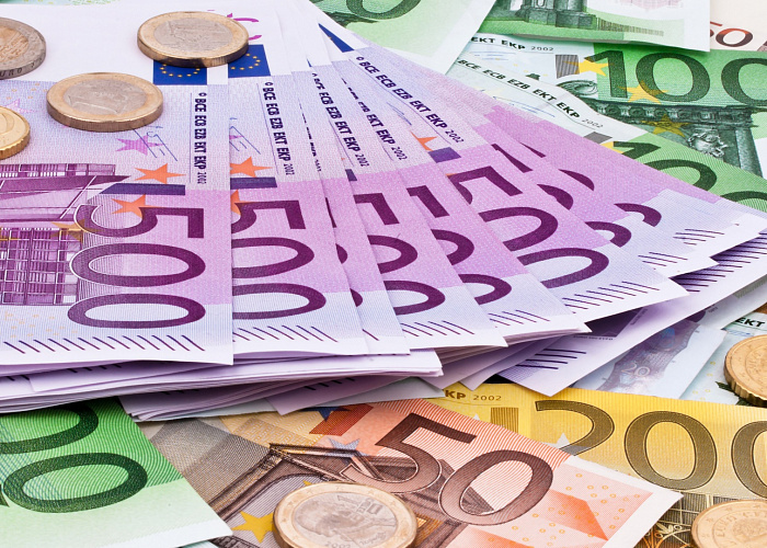 Евро впервые с апреля подорожал до 84 рублей