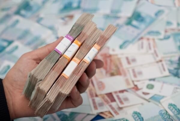 Вкладчики начали массово изымать средства из крупных российских банков