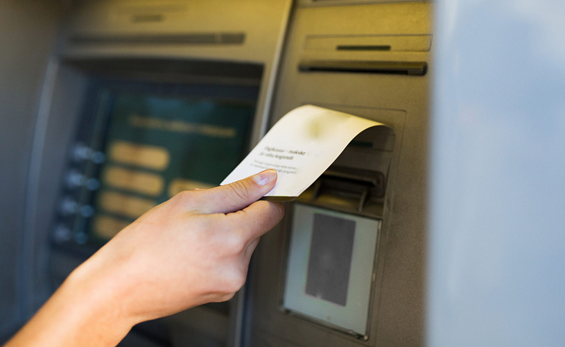 На фоне отказа клиентов от чеков в банкоматах расход бумаги снизился на 22%