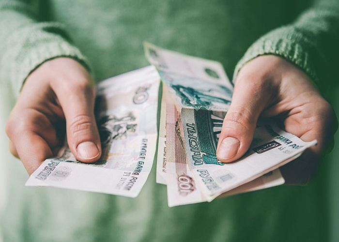 Сбербанк фиксирует пониженный спрос клиентов на наличные рубли и валюту