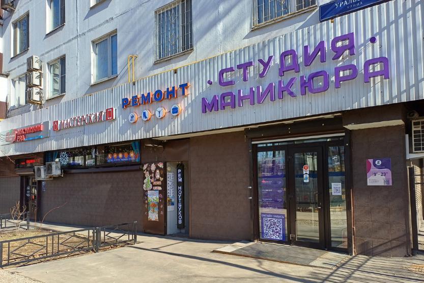 Володин призвал владельцев магазинов начать менять вывески с иностранными словами