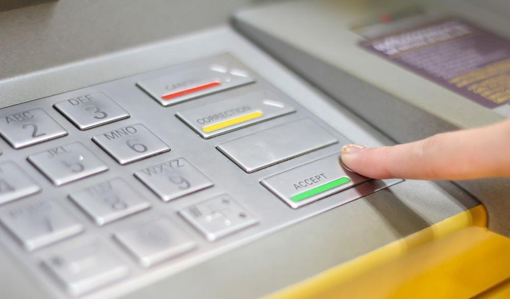 Доля снятия средств в банкоматах по сумме впервые за несколько лет превысила внесения
