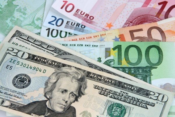 Россиянам запрещен вывоз иностранной валюты на сумму больше 10 тыс. долларов