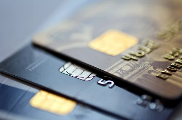 В октябре средний размер лимитов по кредитным картам составил 69,7 тыс. рублей