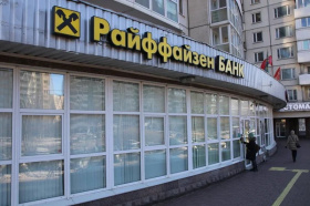 Райффайзенбанк с 1 февраля прекратит принимать доллары и евро в банкоматах