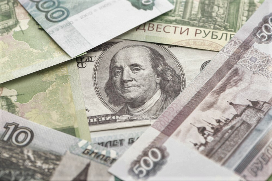Принудительной конвертации валютных счетов в рублевые в российских банках не будет