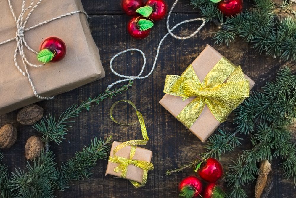 Большинство россиян планирует потратить до 5 тысяч рублей на новогодние подарки