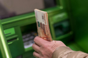 Российские банки начали повышать комиссию за снятие наличных в банкоматах