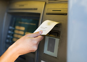 На фоне отказа клиентов от чеков в банкоматах расход бумаги снизился на 22%