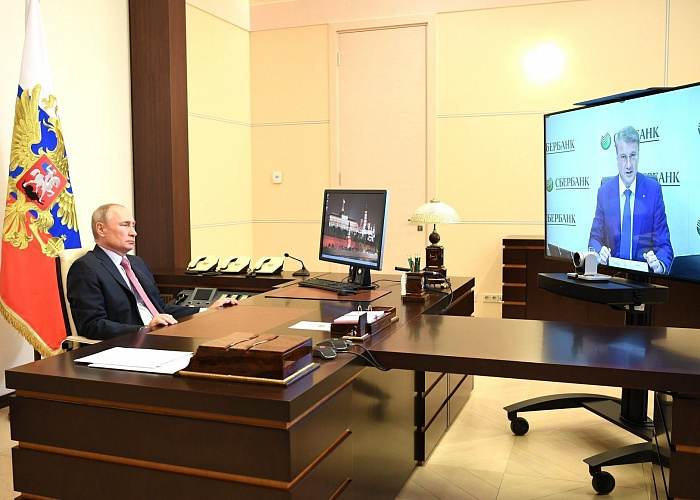 Путин поздравил Грефа с признанием Сбербанка лучшим мировым банком