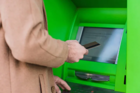 Сбербанк отключил переводы в другие банки через банкоматы