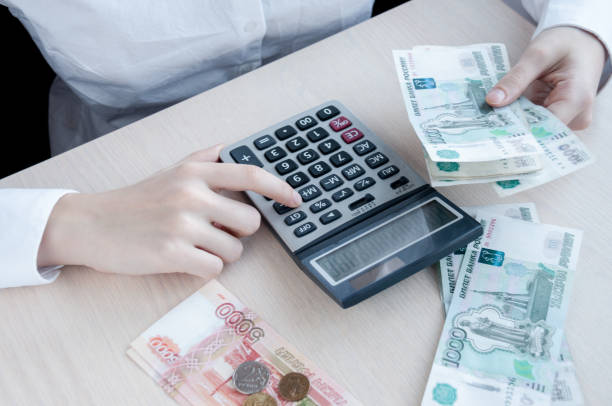 «Сбер» увидел рост доходов россиян в 2022 году при их официальном спаде