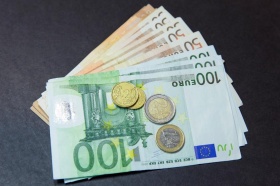 Наличные евро в первой половине 2025 года на 75% чаще продавали, чем покупали