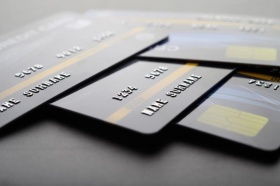 52 % россиян пользуются двумя и более дебетовыми картами