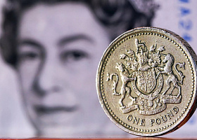 Британская валюта может выпасть из десятки элитных