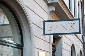 Швейцарские банки начали вводить комиссии на заблокированные активы россиян