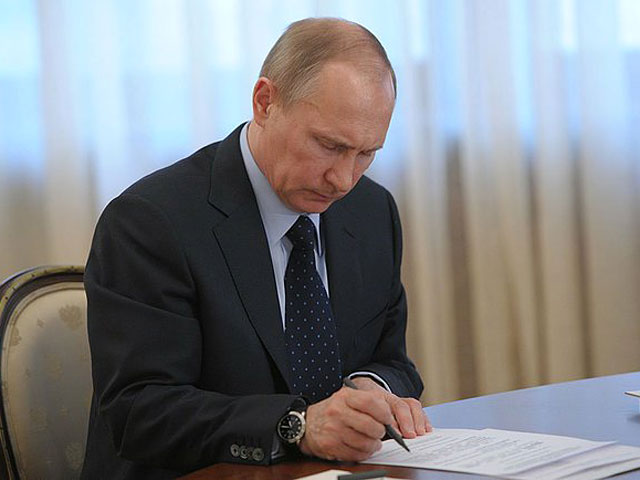 Путин подписал закон об отмене "банковского роуминга"