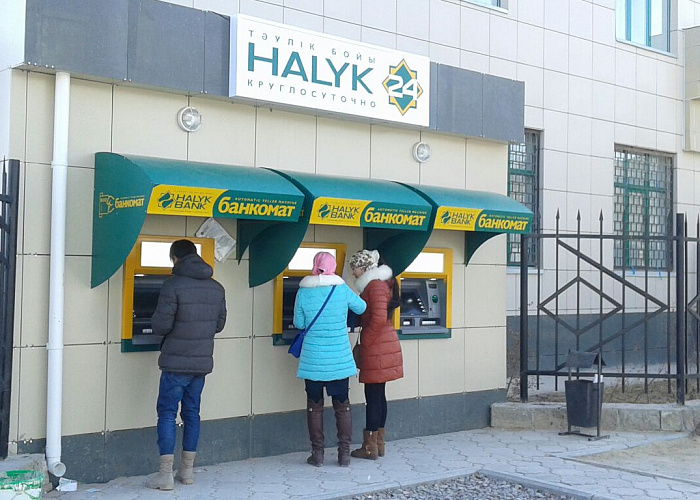 Клиенты Qazkom могут пополнять карты в банкоматах Halyk Bank