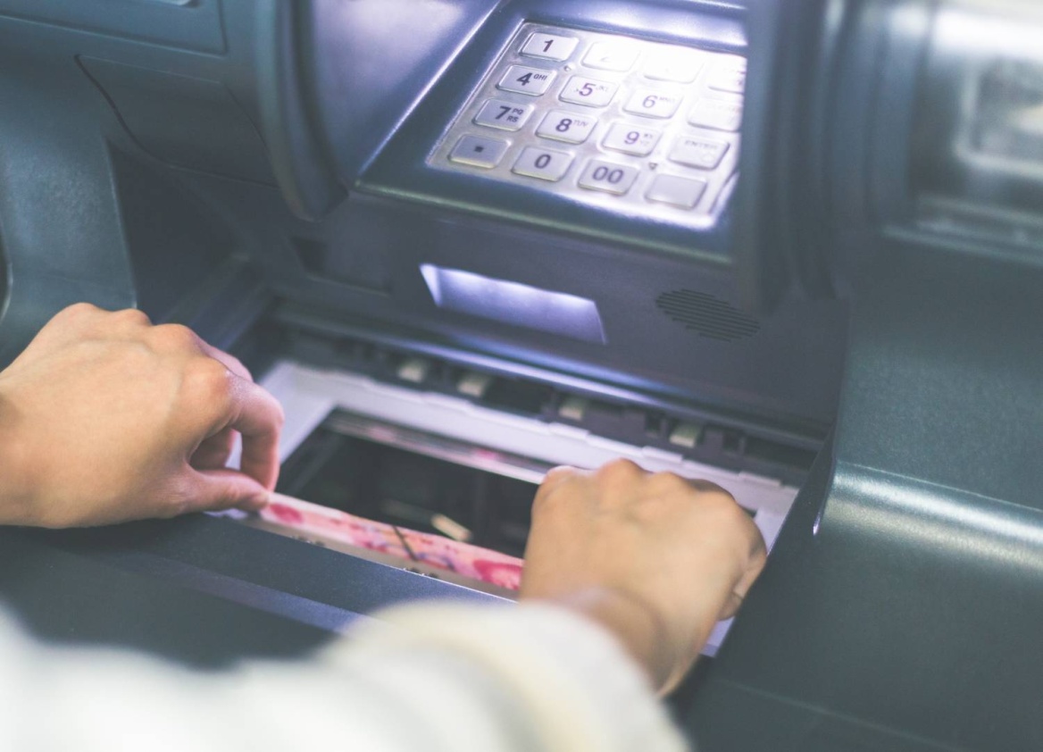 Росфинмониторинг объяснил ограничению внесения наличных через банкоматы рисками отмывания преступных доходов