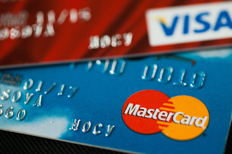 Visa и Mastercard расширяют ограничения обслуживания карт