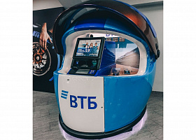 ВТБ установил в Сочи банкомат в виде гоночного шлема