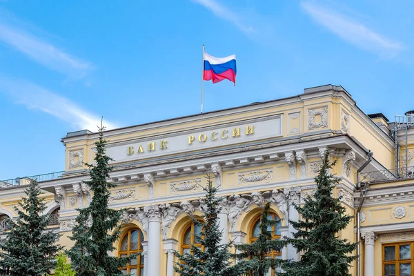 Банкам в РФ могут поднять штрафы за обман клиентов до 0,1 % капитала