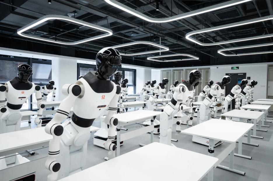 В Китае открылся центр массового обучения человекоподобных роботов на реальных данных