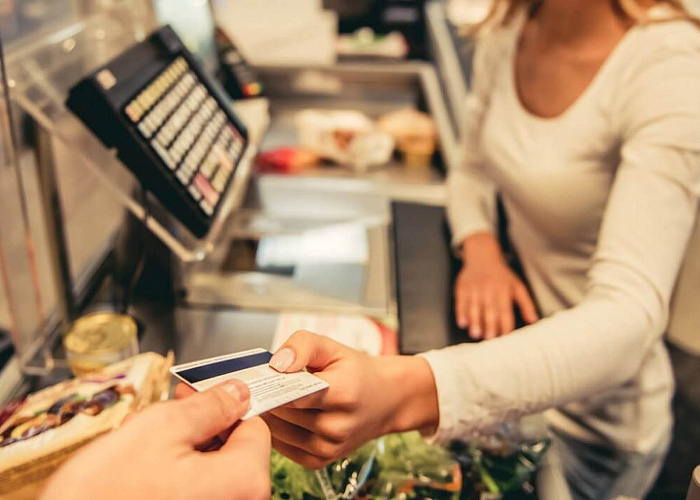 За снижение комиссии за прием карт в небольших магазинах заплатит потребитель