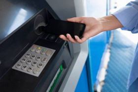Более 40% клиентов вносят наличные в банкоматы без карты
