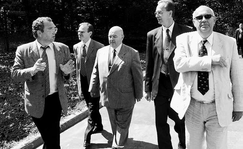 “ОРГА ЗЕЛЕНОГРАД” Немецкое качество в российском масштабе Освоив отечественный рынок SIM-карт, “ОРГА ЗЕЛЕНОГРАД” поворачивается лицом к сегменту банковских карт