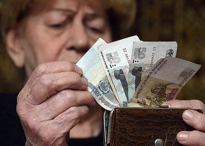 Москвичи назвали сумму, которую тратят на поддержку пожилых родителей