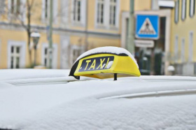 Цены на такси взлетели после обрушившегося на Москву снегопада