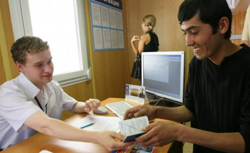 Мигрантам в России теперь не нужна миграционная карта для получения банковских услуг