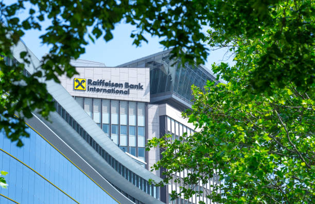 Raiffeisen закрыл корсчета всем российским банкам, кроме своей «дочки»