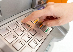 Центробанк предлагает усилить контроль за пополнением карт в банкоматах