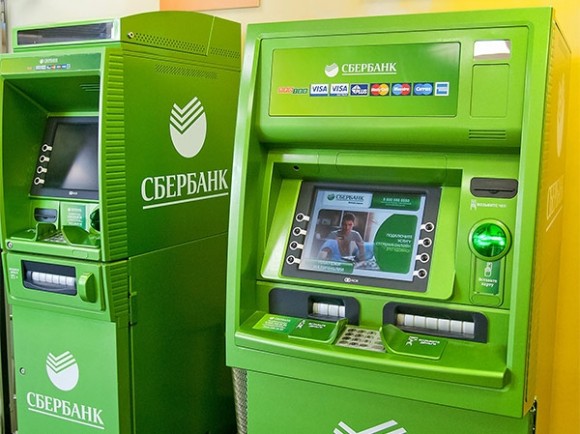 Сбербанк настроил все банкоматы для работы с новыми купюрами 200 и 2000 рублей