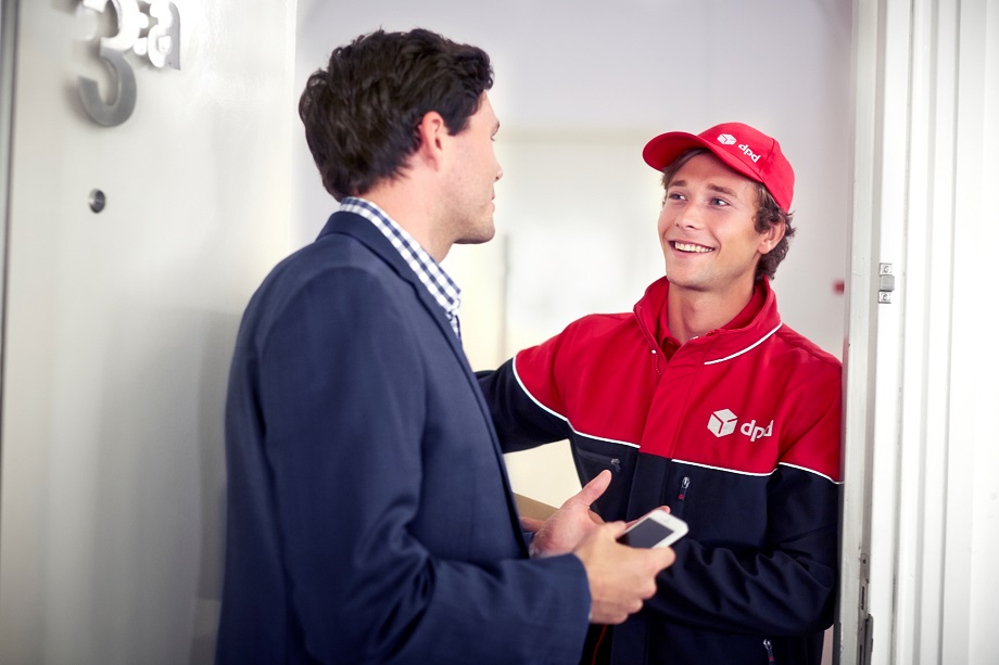 Россияне стали чаще оставлять чаевые курьерам в конце декабря