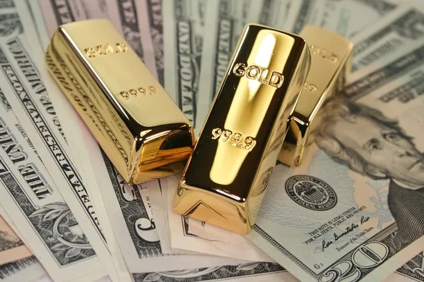 Минфин: запасы долларов жителей РФ нужно обменять на золото