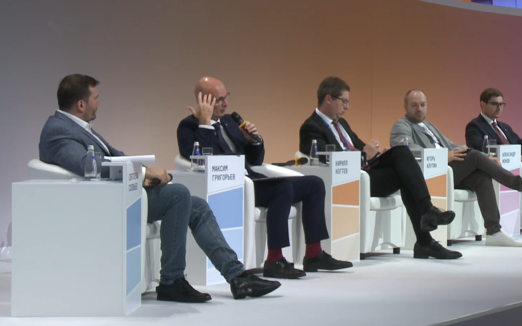 Грозит ли нам рабство ИИ-агентов, обсудили на Финополисе 2025