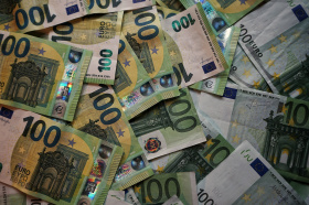 Евро поднялся выше 102 рублей, доллар торгуется выше 93 рублей