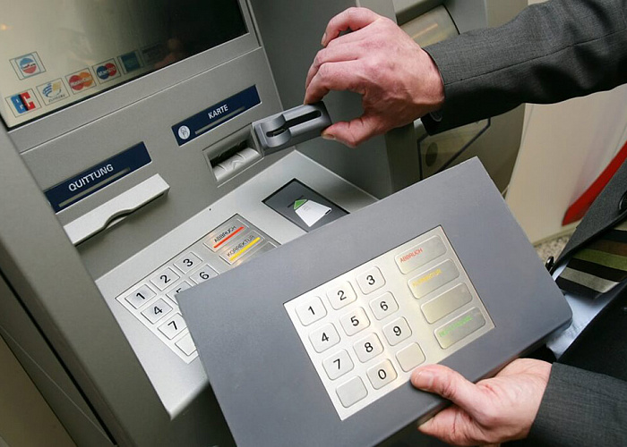 Сбербанк: россиянам надо быть осторожнее при пользовании банкоматами в ряде стран