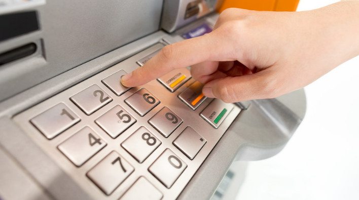 Центробанк предлагает усилить контроль за пополнением карт в банкоматах
