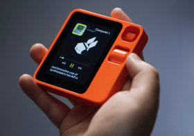 Стартап Rabbit представил устройство с ИИ-помощником для управления любыми приложениями голосом 