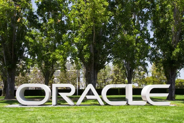 Oracle приостановила все операции в России