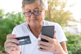 Злоумышленники обещают перерасчет пенсии в обмен на код из sms