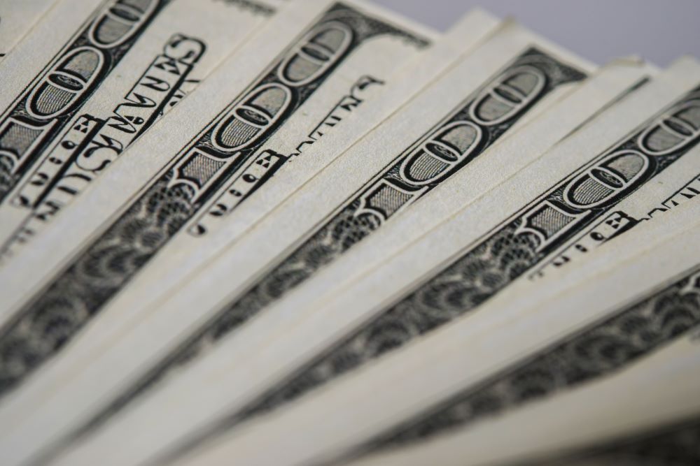 В декабре 2025 года доллары конвертировали в 3 раза чаще, чем евро