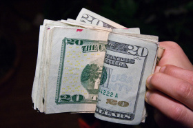 За внесение наличных долларов и евро в банке «Интеза» будет введена комиссия