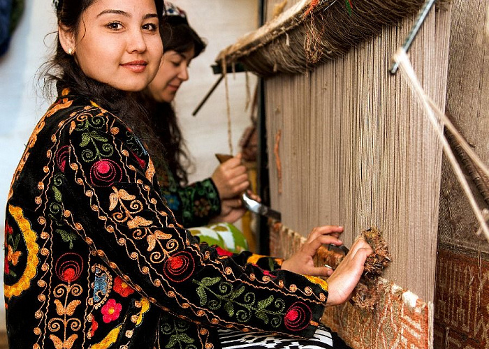 Нуждающимся женщинам Узбекистана подарят карты с 1 млн сумов