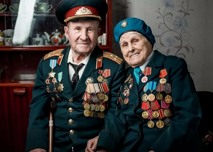 Сбербанк в Москве начал доставку ветеранам домой выплат к 75-летию Победы