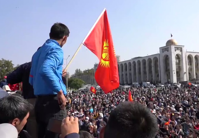 В Киргизии отключили банкоматы на фоне протестов